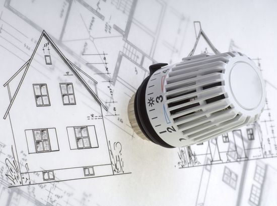 Ein Thermostatkopf vor einem architektonischen Grundriss eines Hauses mit Fensterzeichnungen.