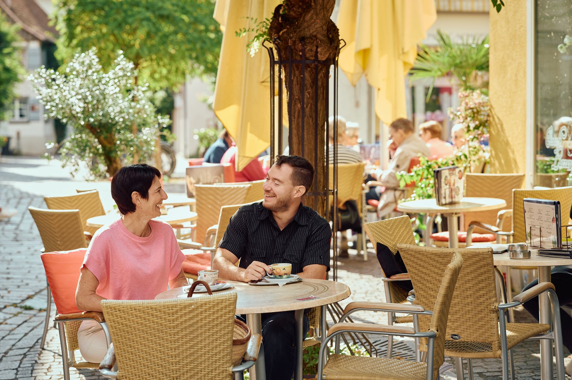 Frau und Mann sitzen im Café und unterhalten sich. Lockere Atmosphäre
