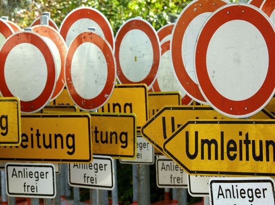 Eine Ansammlung von Verkehrsschildern zeigt Umleitungen an mit Hinweisen auf Sperrung und freie Anlieger.