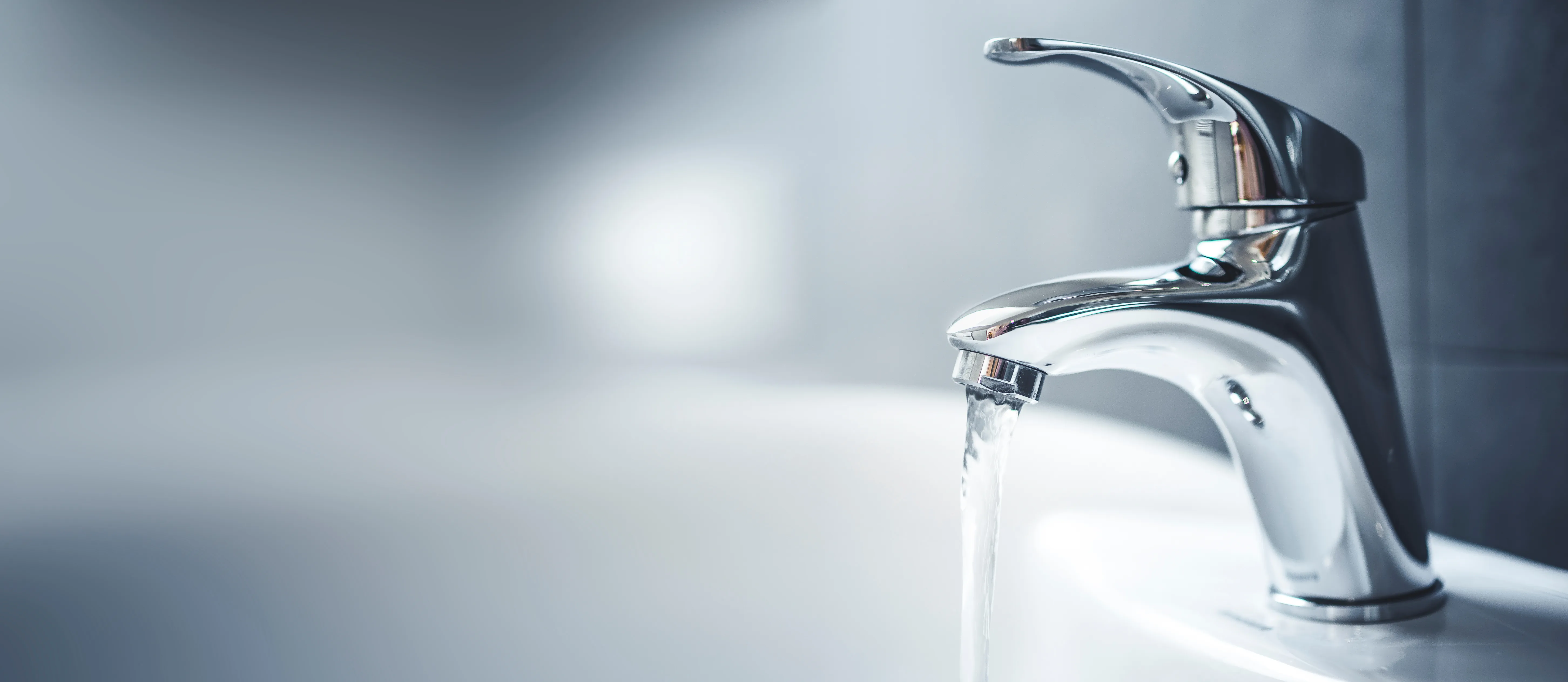 Ein modernes Wasserhahnmodell mit fließendem Wasser aus einem Auslauf.