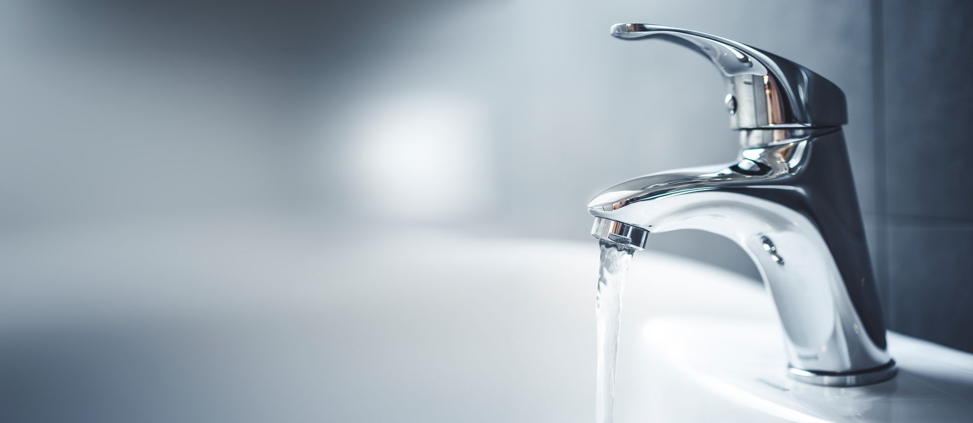 Ein modernes Wasserhahnmodell mit fließendem Wasser aus einem Auslauf.