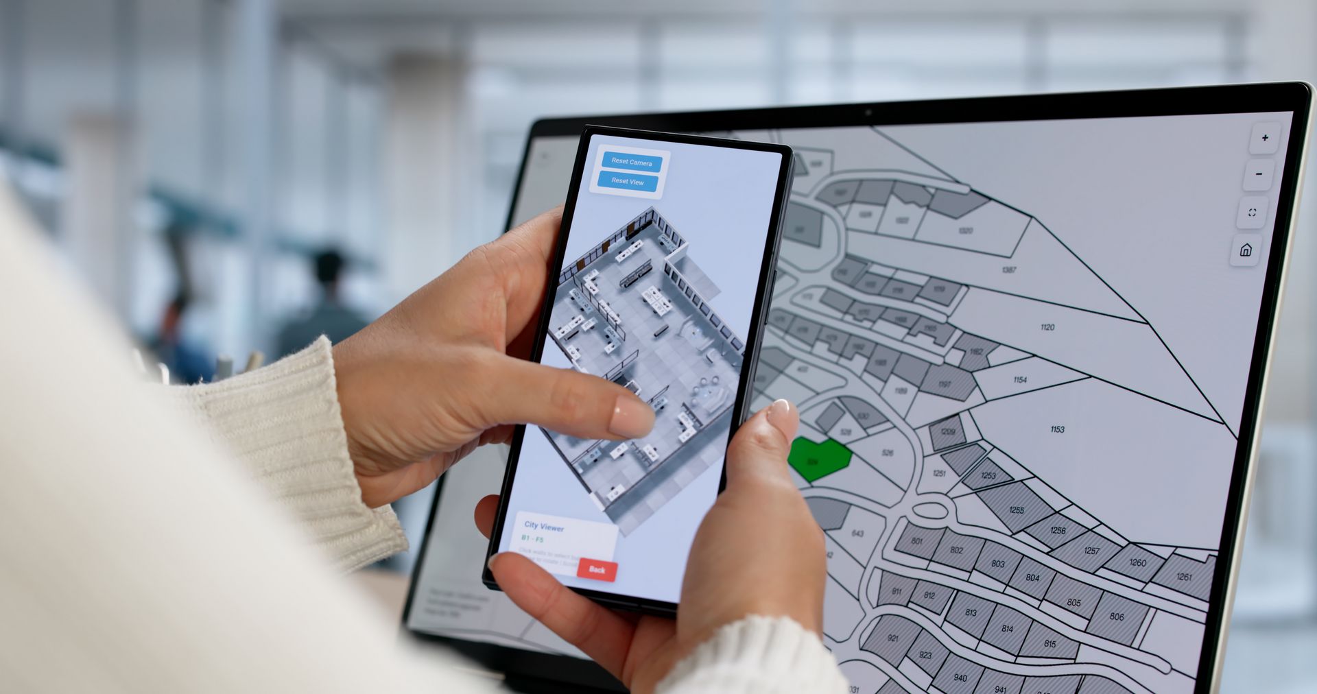 Bewertung städtischer Immobilien mittels GIS-Kartierung auf dem Laptop