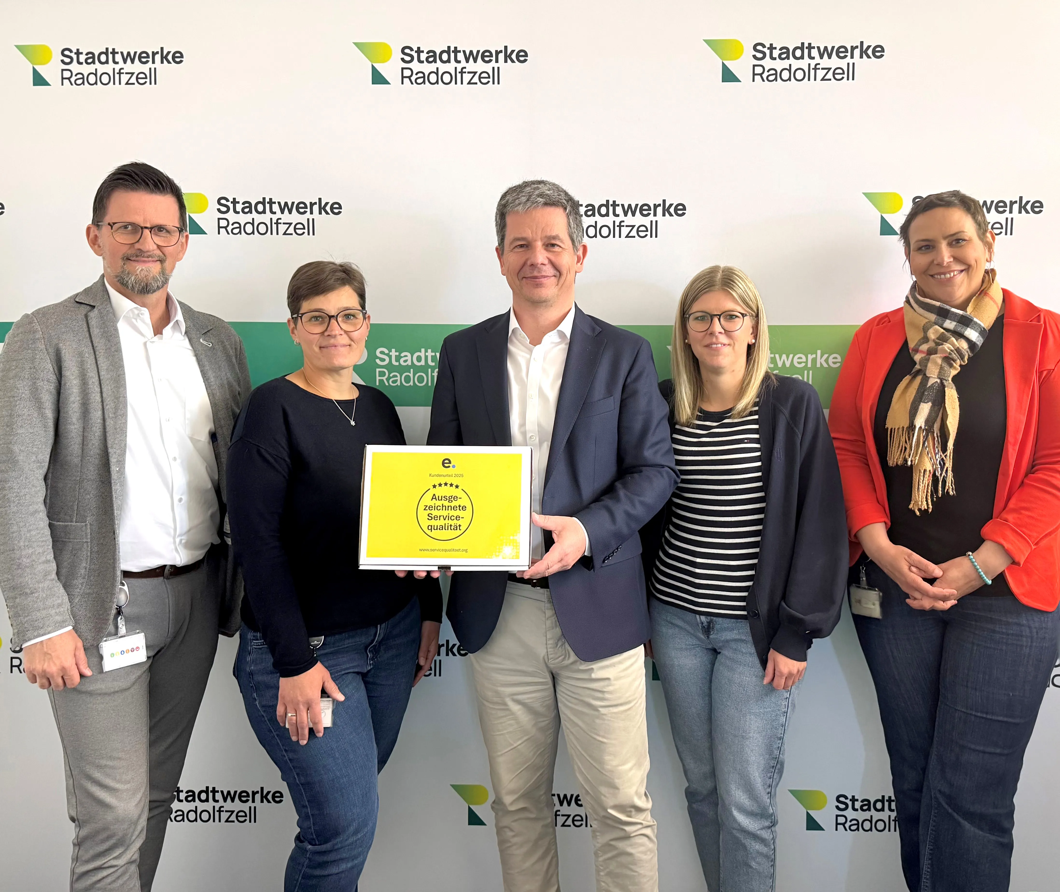 Fünf Personen der Stadtwerke Radolfzell erhalten eine Auszeichnung für herausragende Servicequalität im Jahr 2023.