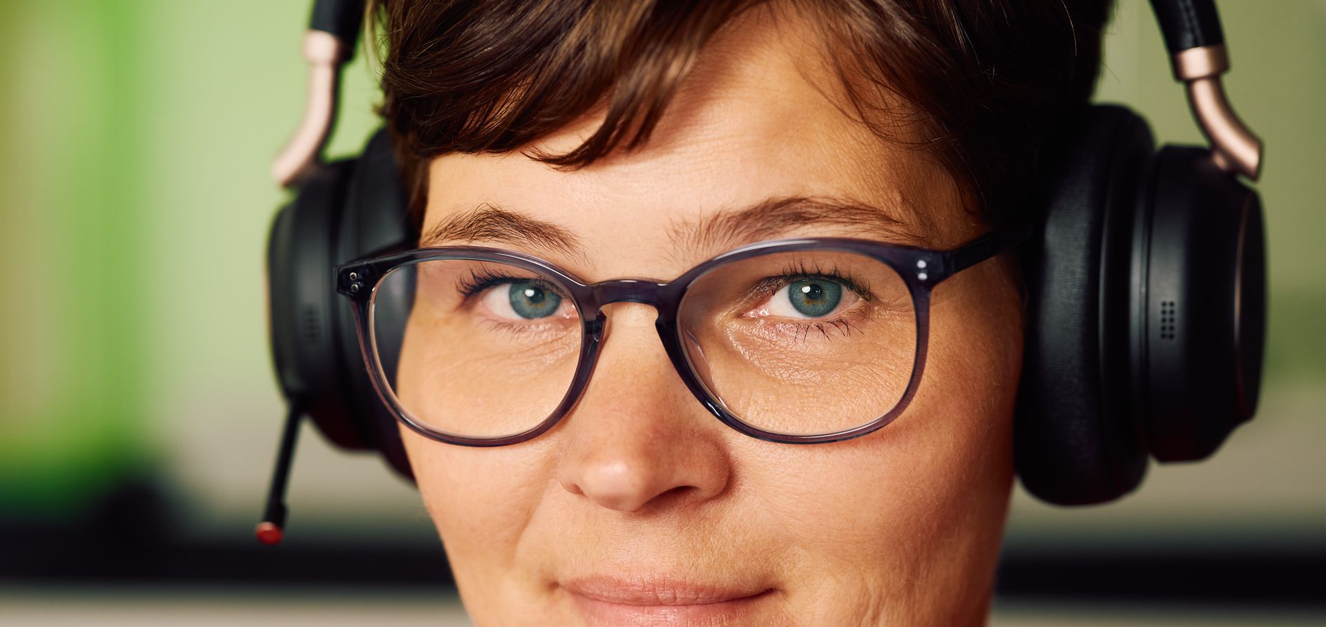 Nahaufnahme einer lächelnden Frau mit Headset