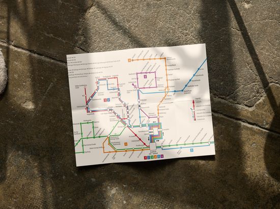 Metro und Straßenbahnplan mit verschiedenen Linien und Haltestellen in einer Stadt. Übersichtliche Darstellung der öffentlichen Verkehrsmittel.