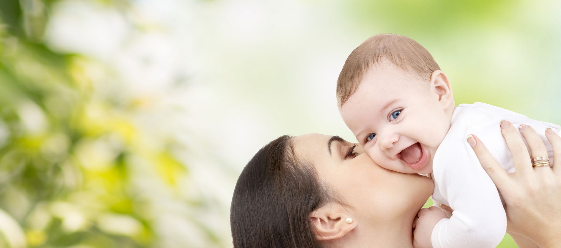 Mutter küsst ihr Baby