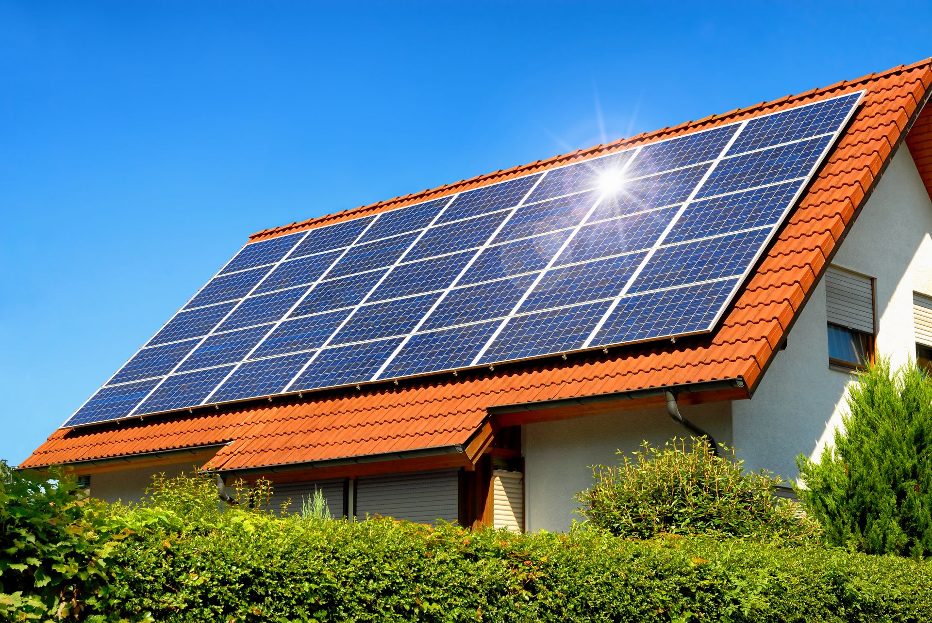 Hausdach mit installierten Solarmodulen zur Nutzung von Sonnenenergie.