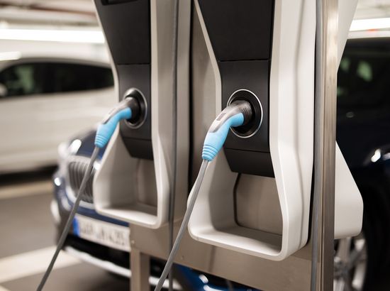 Elektroauto wird an einer Ladesäule mit einem Ladekabel angeschlossen.