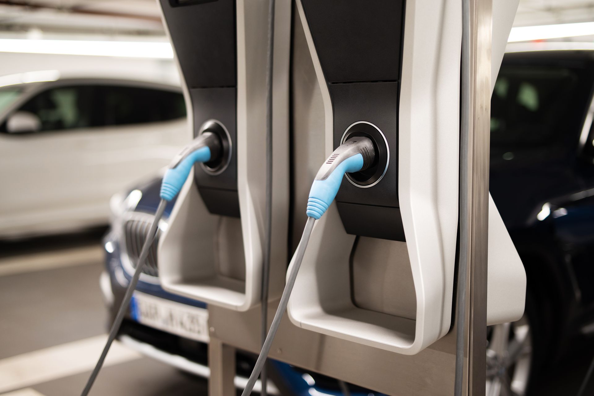 Elektroauto wird an einer Ladesäule mit einem Ladekabel angeschlossen.